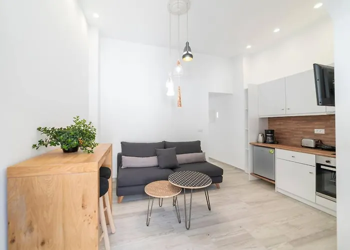 Nostos * Fira (Santorini)